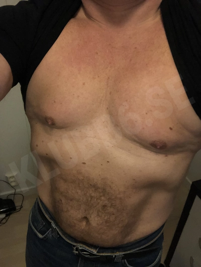 Hej, söker dig the eller er som par där ni vill ses för njutning,
Jag är en trevlig kille på 47 år som vet hur man för sig, är en givare som går i gång på att se, höra och ge njutning.
Jag är frisk, fräsch och tränad.
Kan ses när det passar dig/er dagtid när som och kvällar och helger med lite framförhållning.
Hoppas höra av dig!